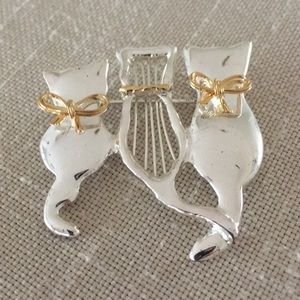 VINTAGE Sitting Cat Trio Silver Toned Pin